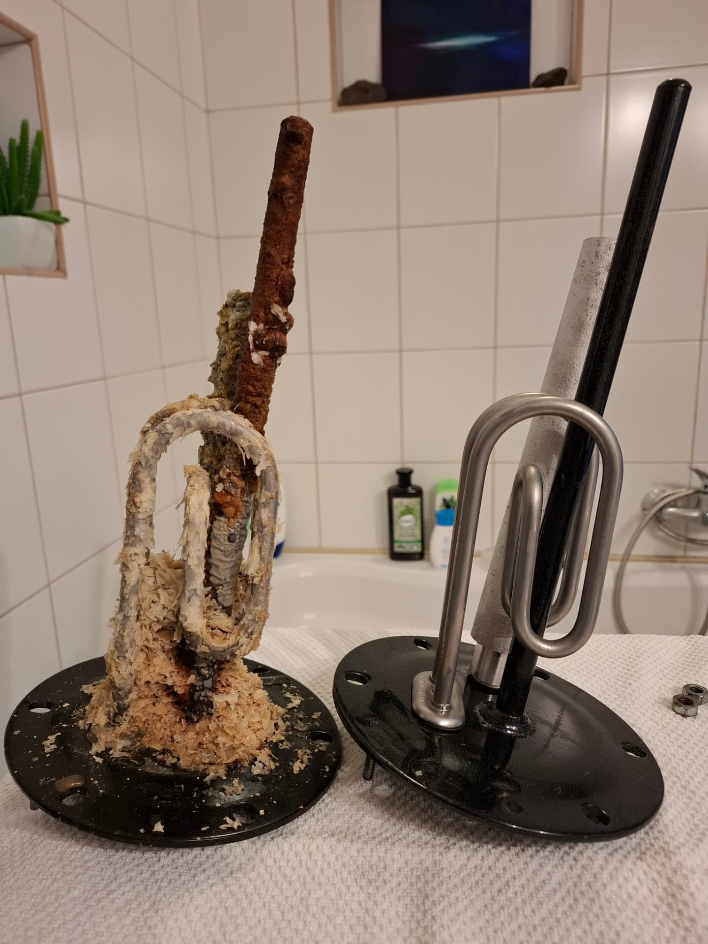 Elvízkövesedett régi fűtőbetét és új fűtőszál egymás mellett